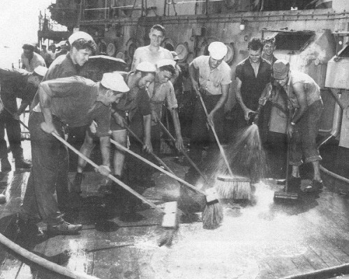 Crossroads Baker testas, jūreiviai plauna denį po branduolinių bandymų