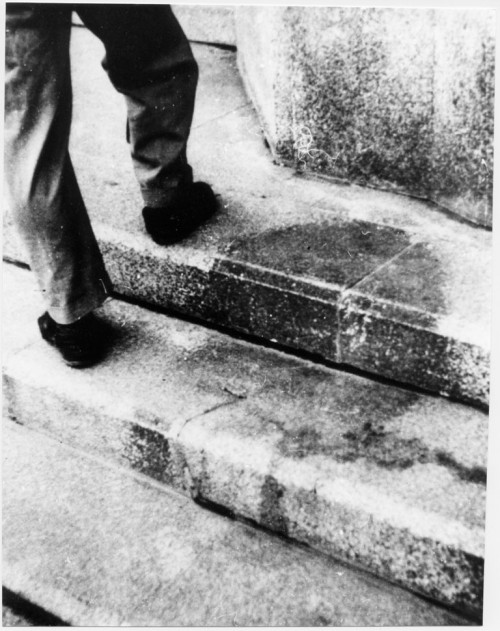 Atominis šešėlis ant akmeninių laiptų