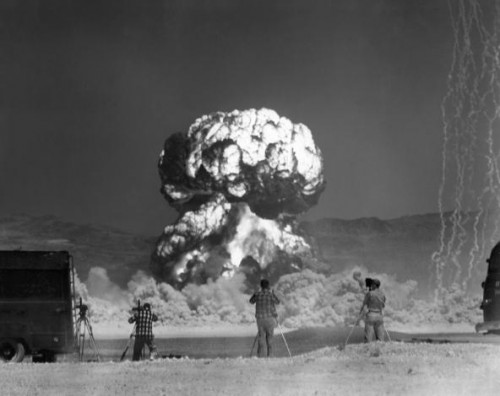 Fotografai fotografuoja atominį sprogimą