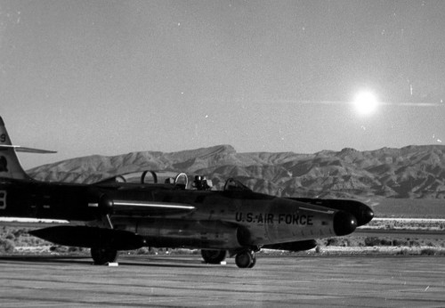 JAV Indian Springs karinių oro pajėgų bazė, lėktuvas Scorpion, 1957 metai, atominis sprogimas fone