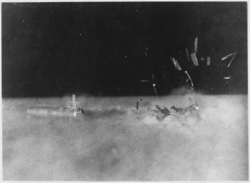 Operation Teapot/Cue, 1955, sugriautas namukas ir naftos cisterna