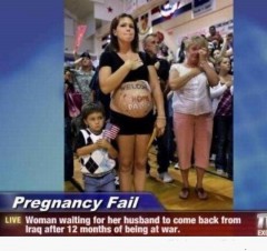 Nėščia moteris laukia vyro su abstrakčiu ženklu pilve