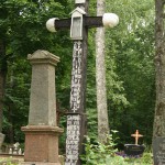 Labai įdomus kryžius su užrašais kapinėse