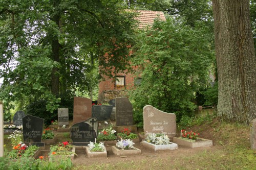Stasiūnų pakraštyje esančios kapinės labai tvarkingos ir gražios