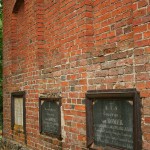 Romerių mauzoliejaus siena, antkapinės čia palaidotų Romerių lentos