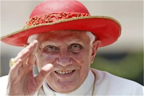 Popiežius Benediktas su raudona skrybėlaite