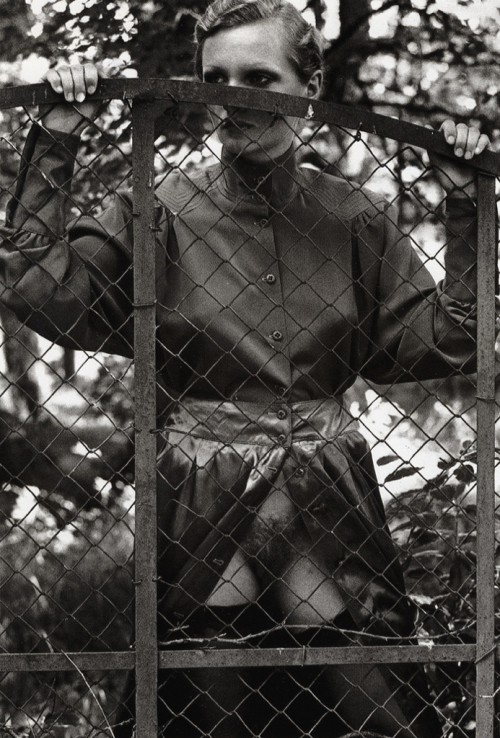 Helmut Newton. Roselyne už tvoros. Arcangues, Prancūzija, 1975.