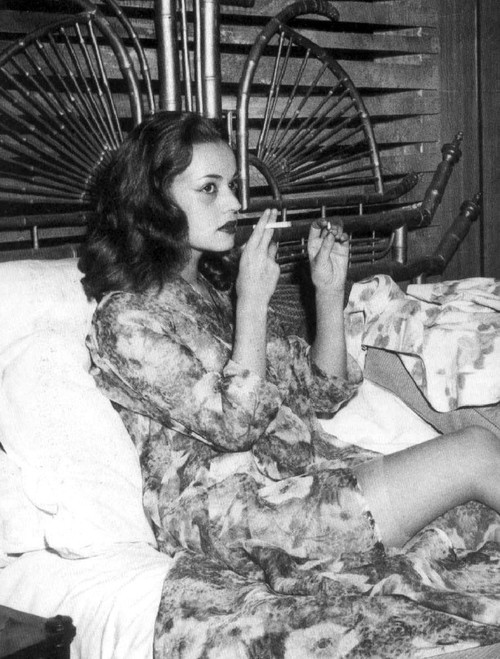 Moteris rūko. Jeanne Moreau, 1950