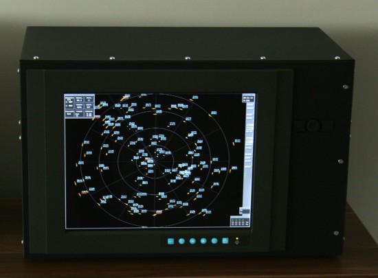 Vienas iš gaminamų daiktų: receiveris (ar kaip jis ten vadinasi), kuris gauna informaciją iš radaro ir gali stovėti belenkur kitur, atvaizduodamas ar dar į kažkur perduodamas viską, ką reikia. Iš išvaizdos - kaip juoda mikrobanginė krosnelė, tik su ekranu durelių vietoje. Su tokiais ir kitokiais daiktais kirtingus radarus galima apjungti į kompleksus, išsidėsčiusius per visą Lietuvą.