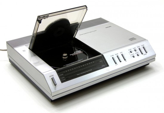 Philips CD100 - pirmas pasaulyje kompaktinių plokštelių grotuvas. Jis buvo nereikalingas muzikos industrijai.