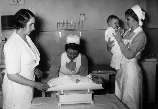 Karas vyksta pilnais tempais, žudynės - irgi. NSDAP organizacijos "Motina ir vaikas" slaugės sveria kūdikius.